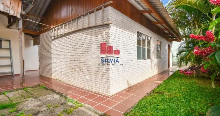 Casa com 3 quartos e quintal no bairro Novo Mundo, próximo a Rua Pedro Zagonel.