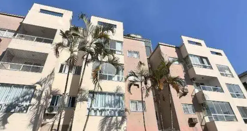 Apartamento semimobiliado a venda no Edifício Rubi localizado no Centro de Balneário Camboriú.