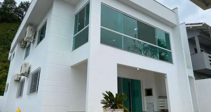Sobrado a venda no Bairro Praia dos Amores em Balneário Camboriú.