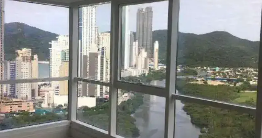 Apartamento semi mobiliado no Marina Beach Towers com 193m² privativos e 03 vagas de garagem.