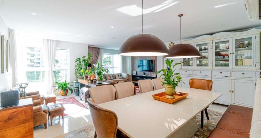 Apartamento diferenciado, totalmente mobiliado e decorado no Edifício Residencial Four Seasons no Centro de Balneário Camboriú