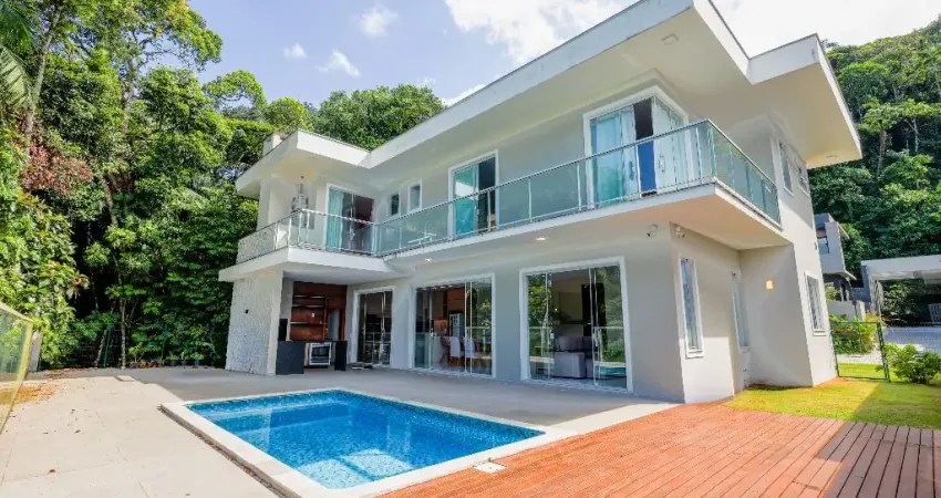 Casa em condomínio fechado semimobiliada com 3 quartos sendo 1 suíte master e 2 demi-suites  no bairro América em Joinville SC. Por R$3.200.000,00