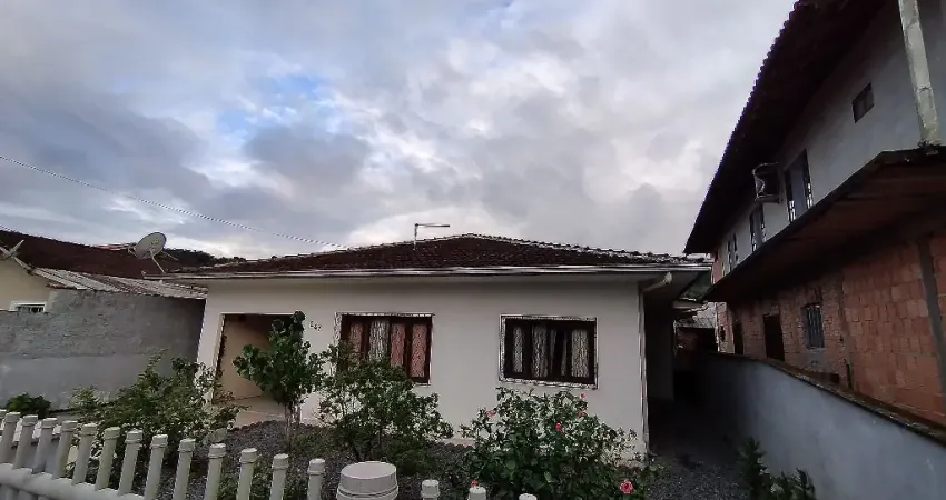 Ótima casa plana com laje com 4 quartos à venda no bairro Jardim Sofia em Joinville-SC por R$ 385.000,00.