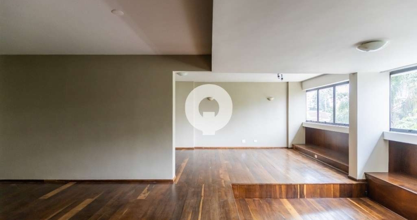 Amplo, iluminado e com potencial para um retrofit incrível no Bigorrilho