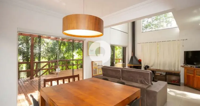 Casa ensolarada à venda - 3 suítes e terreno privativo grande em condomínio no bacacheri