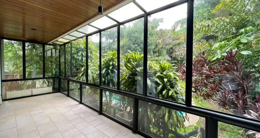 Confortável casa tipo para venda com 5 quartos, sendo 5 suítes, 810m²