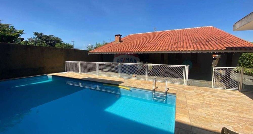 CASA COM 4 QUARTOS NO CONDOMINIO JD SHANGRI LA COM PISCINA