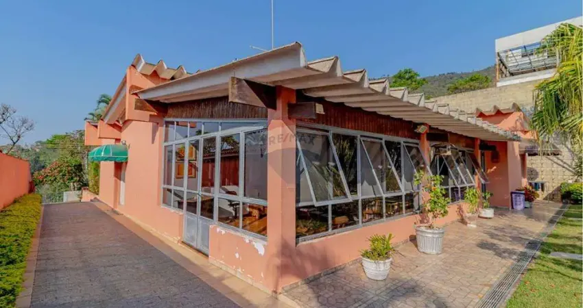 Casa térrea no condomínio flamboyant com 04 dormitórios, 02 suítes, piscina e área de lazer com piscina.