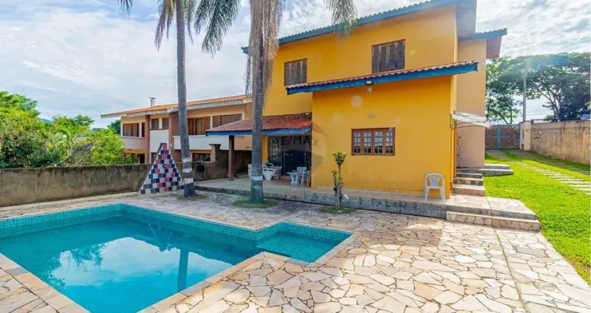 Casa em Atibaia com 03 Quartos, Piscina, Espaço Gourmet e Edícula