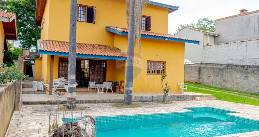 Casa em atibaia com 03 quartos, piscina, espaço gourmet e edícula