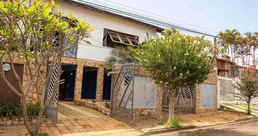 Casa espaçosa no Jardim do Lago em Atibaia com 03 dormitórios, suíte com closet e vista para a Pedra Grande.