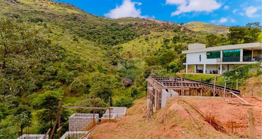 Terreno no Parque Arco Íris em Atibaia com 2.174 m², vista permanente para a Serra e projeto aprovado