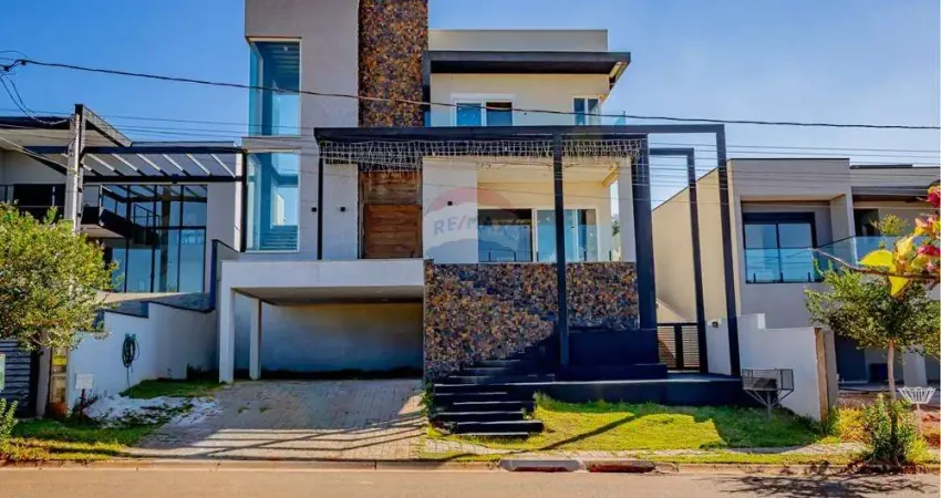 Casa de Alto Padrão com 04 suítes, casa de hóspedes, piscina semi-olímpica em Condomínio Fechado
