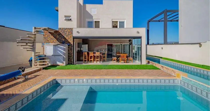 Casa de alto padrão com 04 suítes, casa de hóspedes, piscina semi-olímpica em condomínio fechado