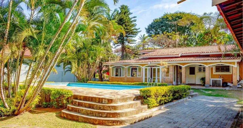 Casa térrea no vale do flamboyant em atibaia com piscina, área gourmet e vista para a pedra grande