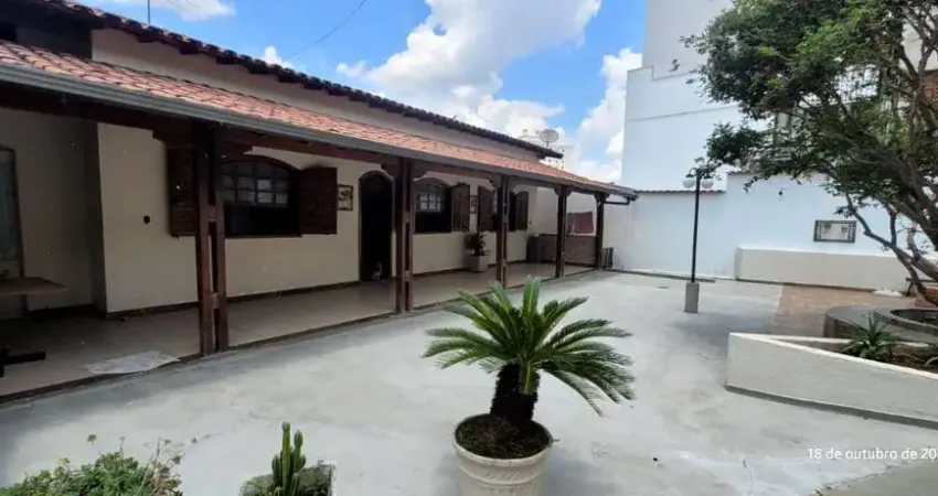 Casa com 5 quartos à venda na Rua Tapirapes, 327, Santa Mônica, Belo Horizonte