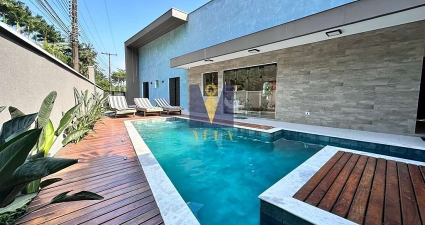 Casa com 4 dormitórios sendo 3 suítes no Condominio Pedra Verde em Ubatuba.