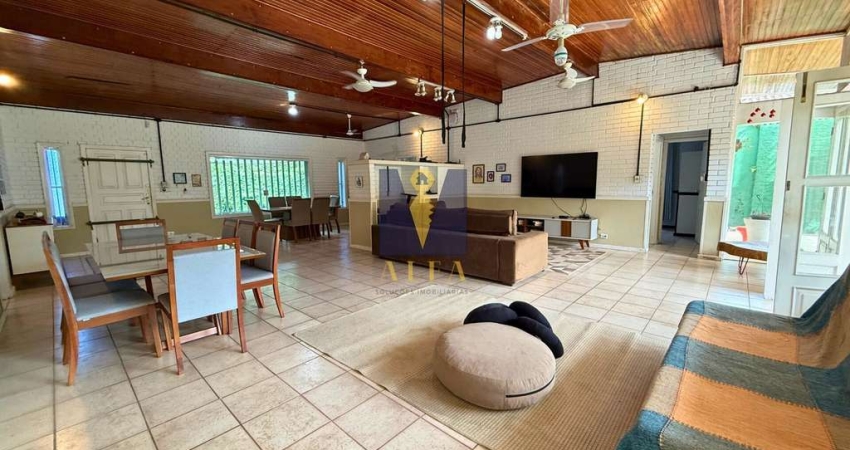 Casa à venda a 50 metros da Praia da Enseada e saída para duas ruas.