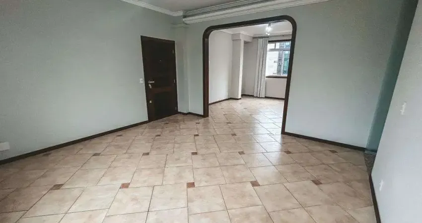OPORTUNIDADE! Apartamento amplo no centro de Joinville.