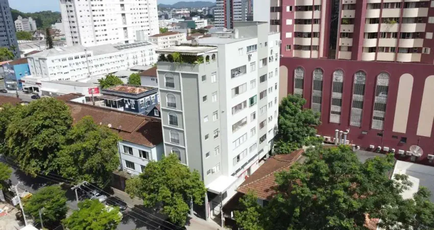 OPORTUNIDADE! Apartamento amplo no centro de Joinville.
