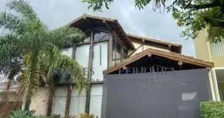 Lindo sobrado no condomínio Portal dos Ipês, com 03 suítes, cozinha americana, academia, área gourmet com piscina, churrasqueira e spa.