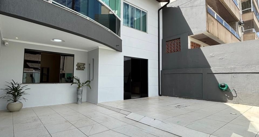 BELISSÍMO SOBRADO MOBILIADO NO CENTRO DE CAMBORIÚ