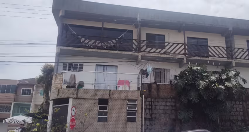 EXCELENTA CASAEM BALNEARIO CAMBORIU COM LINDA VISTA PARA A CIDADE!