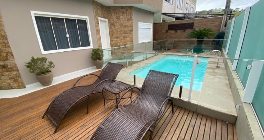 LINDA CASA MOBILIADA E COM PISCINA LOCALIZADA NO BAIRRO SÃO FRANCISCO DE ASSIS EM CAMBORIÚ