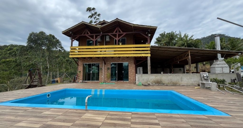 Lindo sítio no interior de Camboriú com piscina
