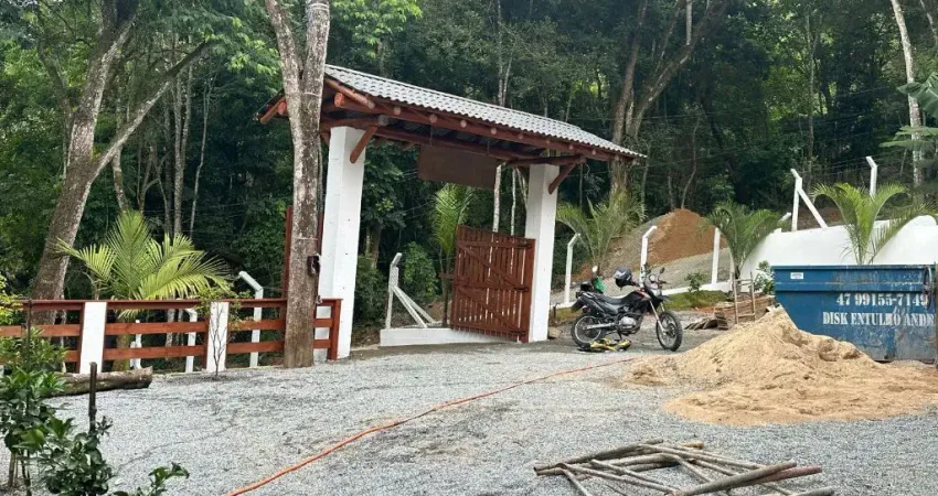 SÍTIO COM MAIS DE MIL M² PARA VENDA EM CAMBORIÚ
