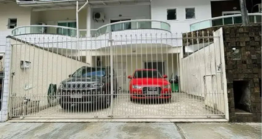 Belissimo sobrado semi mobiliado , 3 dormitórios sendo uma suite .