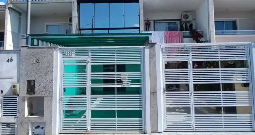 Sobrado no centro de cambooriú, 2 suítes amplas. com espaço gourmet