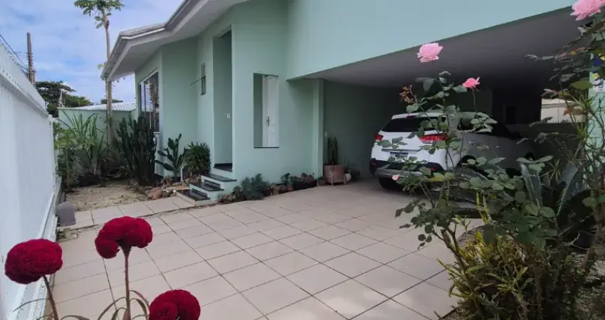 Linda Casa no Centro de Balneário Camboriú Uma excelente oportunidade no coração da cidade! Casa ampla, com terreno generoso e um espaço de lazer incrível nos fundos: piscina, área gourmet com churra