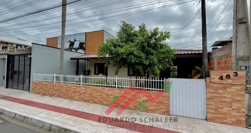 Casa com terreno amplo em Balneário Camboriú Possui 312 m² de terreno ; Possui pátio com garagem para 3 carros ; Sala ; Cozinha ; 3 Dormitórios.