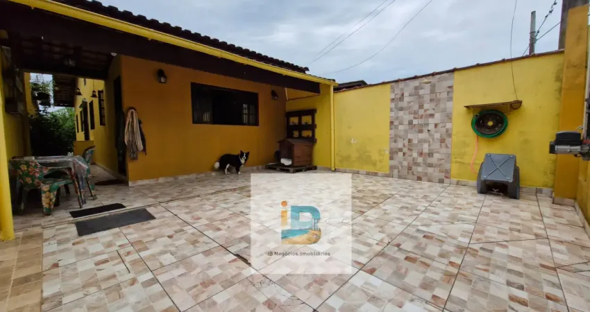 Ótima casa térrea com 2 quartos, amplo quintal , 2 vagas de garagem no bairro maitinga em bertioga.