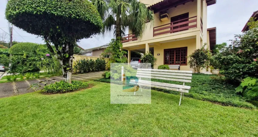 Excelente casa ampla em condomínio com 3 quartos sendo 3 suítes, com quintal no bairro maitinga em bertioga sp