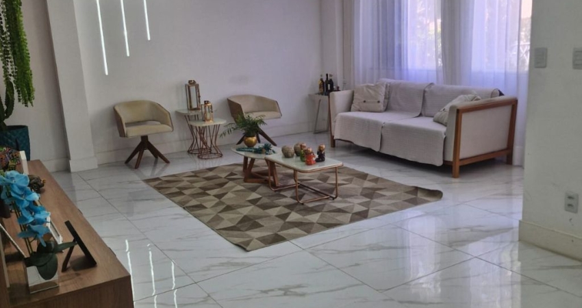EXCELENTE CASA EM CONDOMINIO FECHADO 4 SUITES