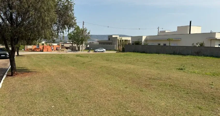 Belo Terreno de Esquina com 820,81m² no Condomínio Residencial Evidence.