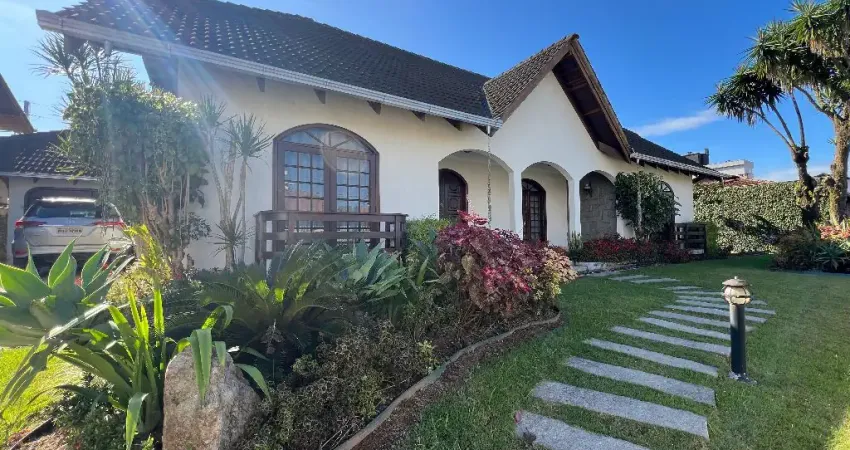 Casa Averbada com 04 dorm., Guanabara Joinville.