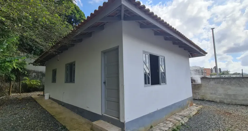 Casa com 2 quartos para alugar na Rua Gustavo Karmann, 0, Glória, Joinville