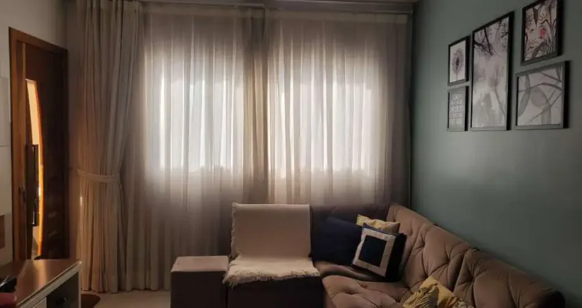 Belíssima Casa Térrea à venda na Villa Dí César em César de Souza, Mogi das Cruzes, SP, com 3 dormitórios, sendo 1 suíte e cozinha integrada com móveis planejados.