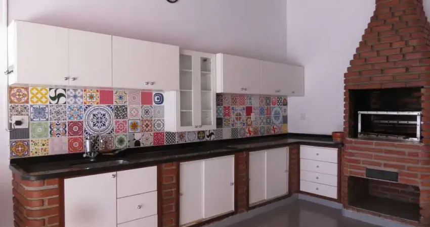Casa Sobrado à venda no bairro Alto Ipiranga em Mogi das Cruzes, com 3 dormitórios e amplo espaço gourmet.