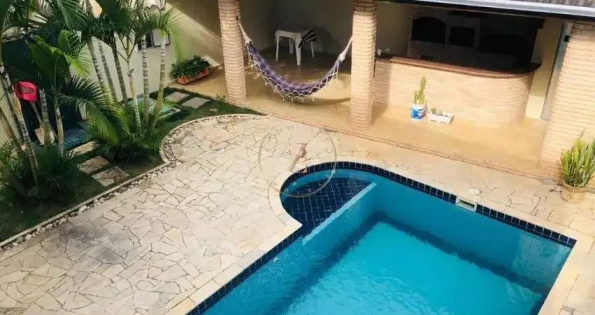 Condomínio Aruã - Casa à Venda no Condomínio Aruã - 3 Suítes, Piscina e Sauna em Mogi das Cruzes