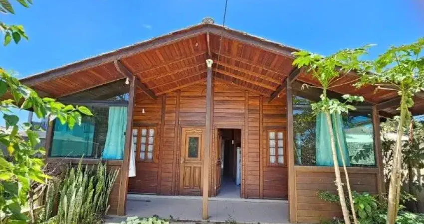 Casa residencial com 65m², 2 quartos, 2 garagens, no campeche