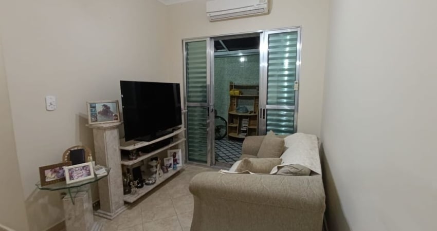 Apartamento térreo com quintal fechado 2 dormitórios e garagem, no bairro do Campo Grande