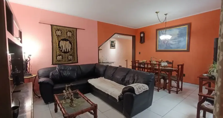 Casa sobreposta baixa com 4 dormitórios, sendo 1 suíte na ponta da praia, santos