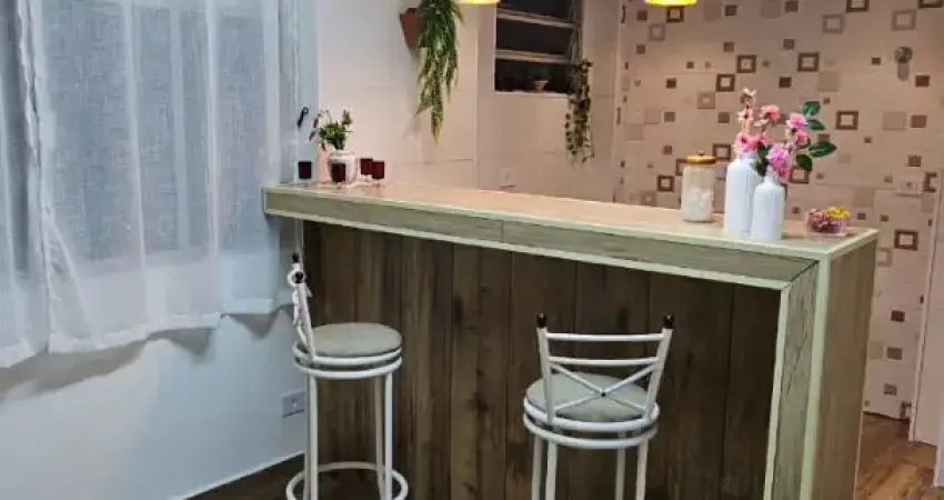 Sala living à venda reformada em 1 dormitório e sala no bairro da ponta da praia/santos