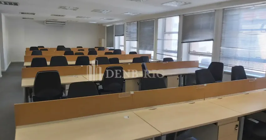 Andar privativo para locação, inteiramente montado, refrigeração, cabeamento, mobília, tudo pronto. Área em vão livre + salas, banheiros coletivos, copa grande, pertinho do metrô.