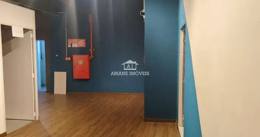 Amplo galpão com AVCB, escritórios, cozinha industrial e doca de carga.