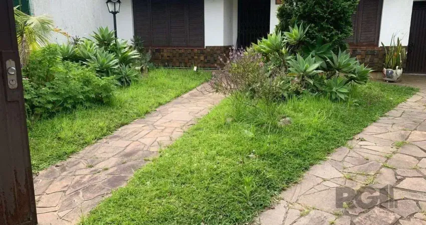 Casa com 3 quartos à venda na Rua Mura, 60, Guarujá, Porto Alegre